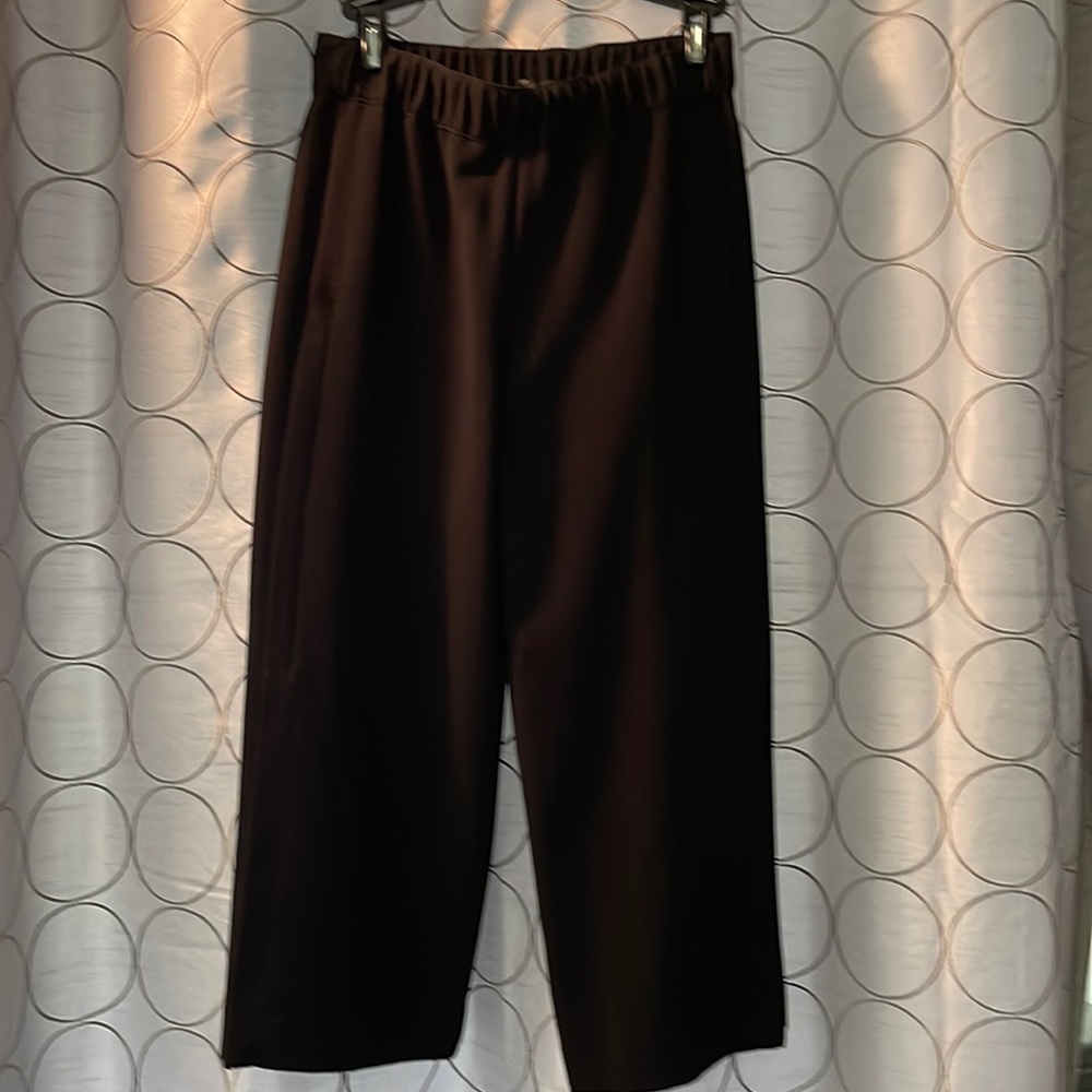 Super cute wide leg short capri style pant w slits on legs so they are flowing.